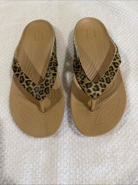 CROCS Tan Leopard-Patterned Strap Flip Sandals Sz 4